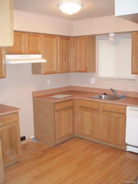 1554 Streamwood Court Rochester, MI 48307 - Photo 5 of 6 Kitchen.jpg