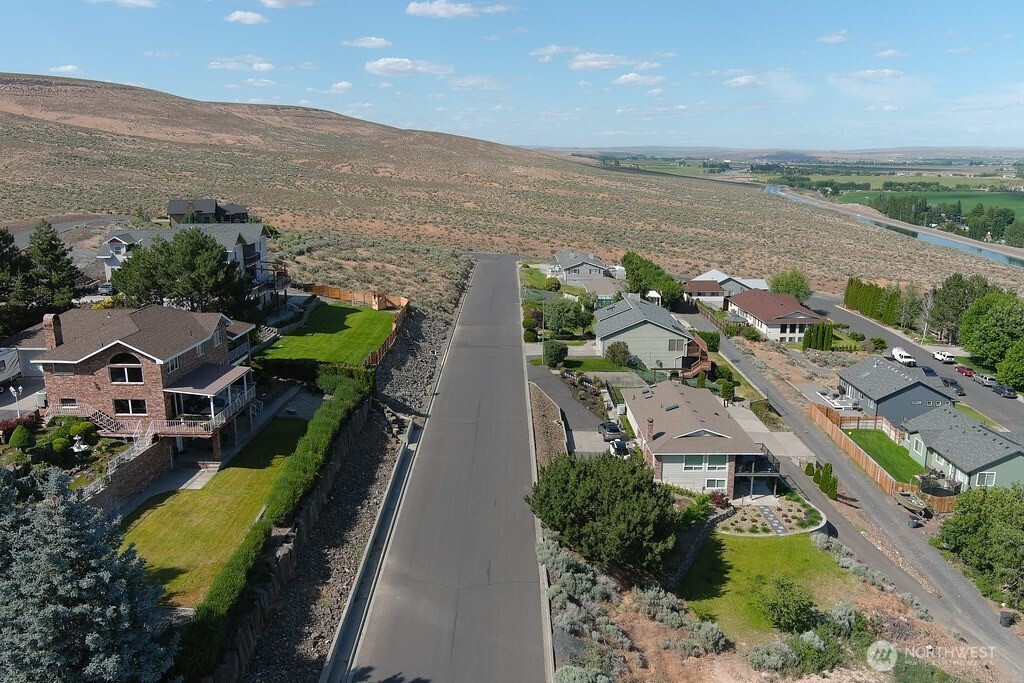 440 West Line Road Ephrata, WA 98823 - Photo 11 of 31 an aerial view of residential houses with outdoor space and ocean view