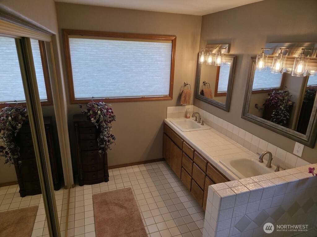 440 West Line Road Ephrata, WA 98823 - Photo 20 of 31 a bathroom with a sink and a mirror