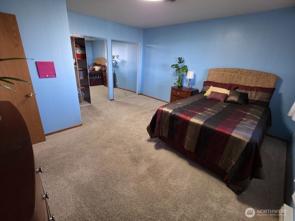 440 West Line Road Ephrata, WA 98823 - Photo 26 of 31 a bed room with furniture and a lamp