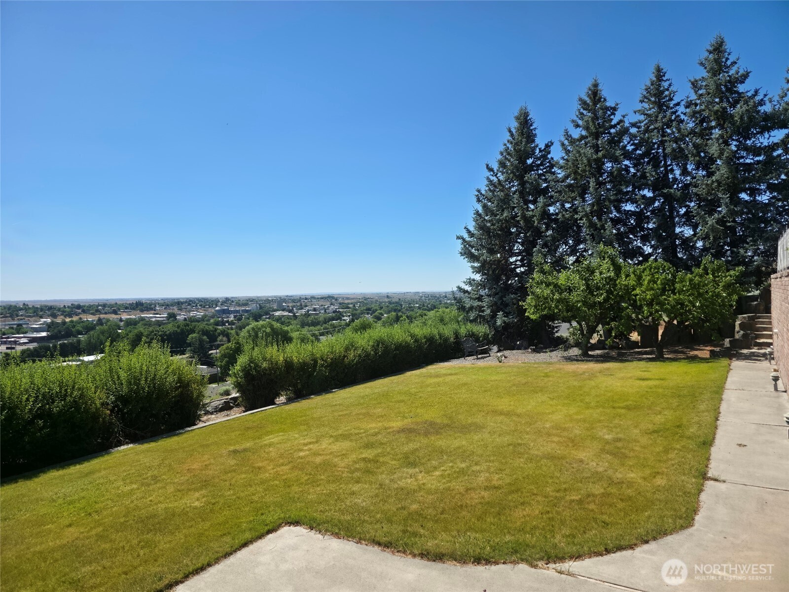 440 West Line Road Ephrata, WA 98823 - Photo 30 of 31 a view of a swimming pool with a garden
