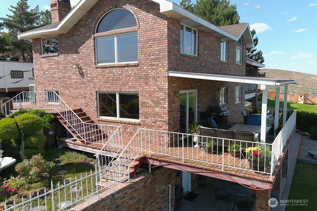 440 West Line Road Ephrata, WA 98823 - Photo 9 of 31 a house view with a outdoor space