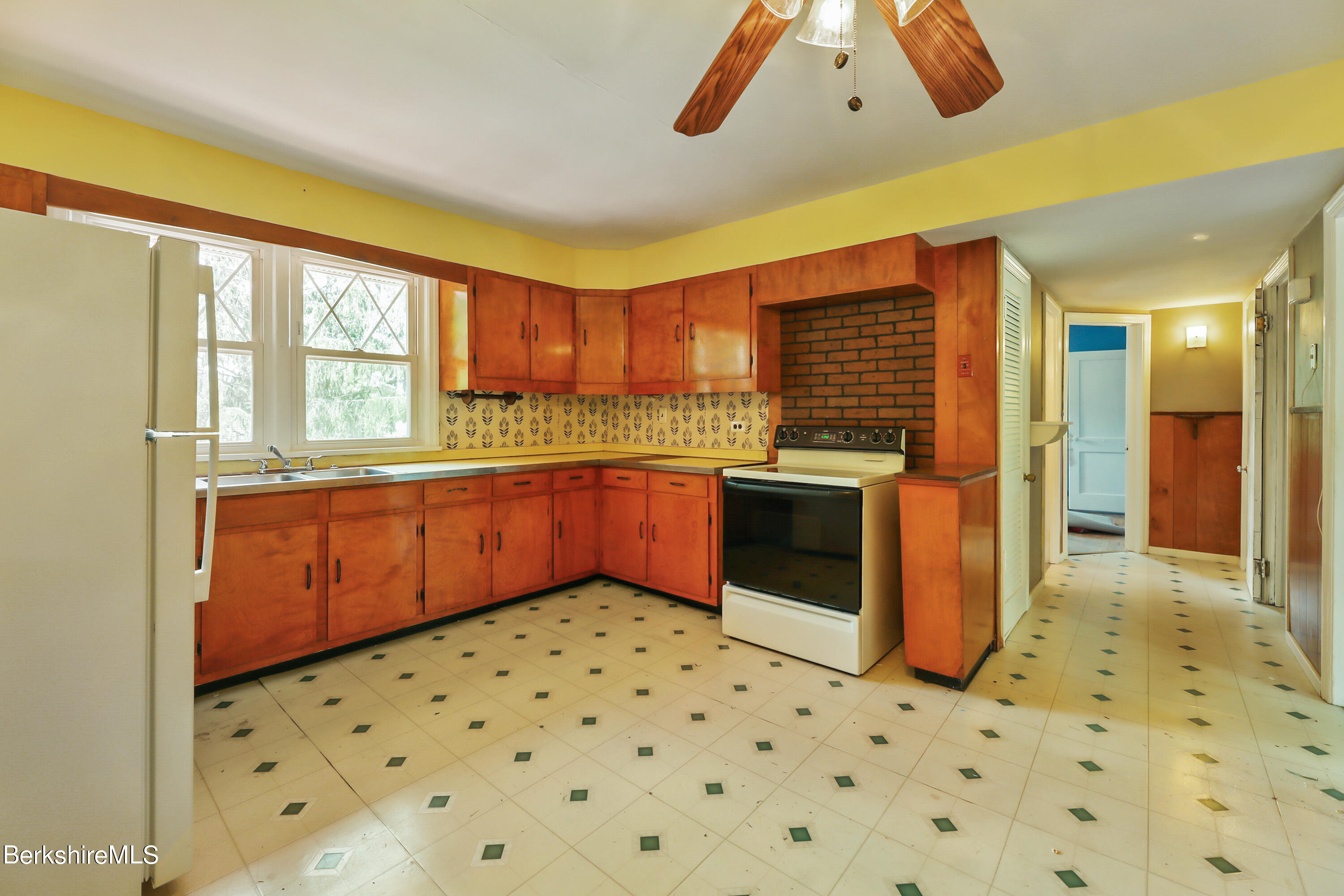 385 East Street Lee, MA 01238 - Photo 6 of 30 35 Kitchen
