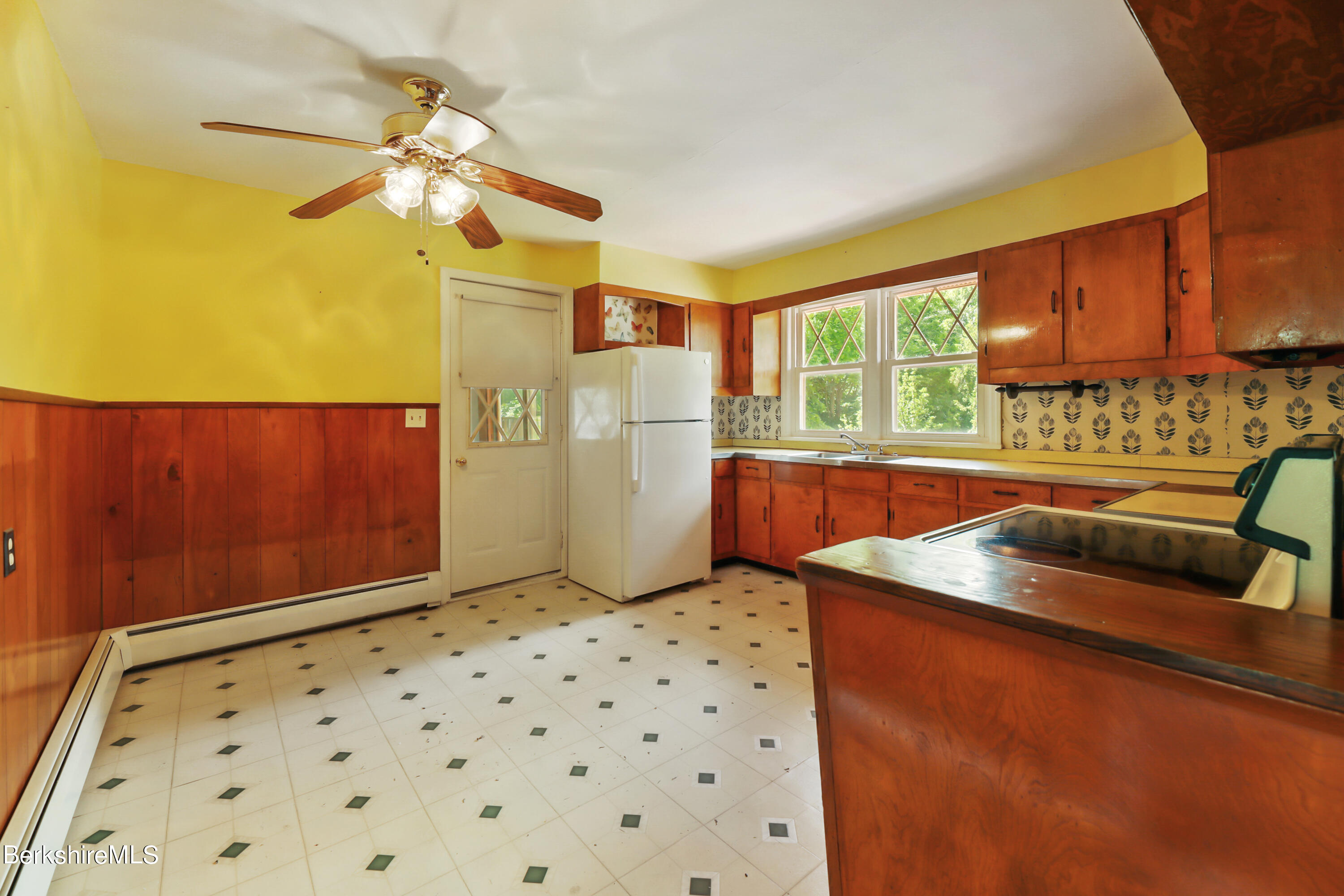 385 East Street Lee, MA 01238 - Photo 7 of 30 40 Kitchen