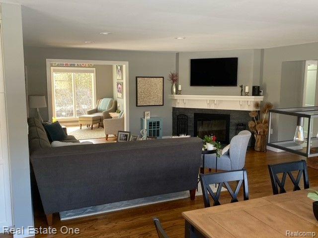 3790 Beach Road Troy, MI 48084 - Photo 10 of 28 family room