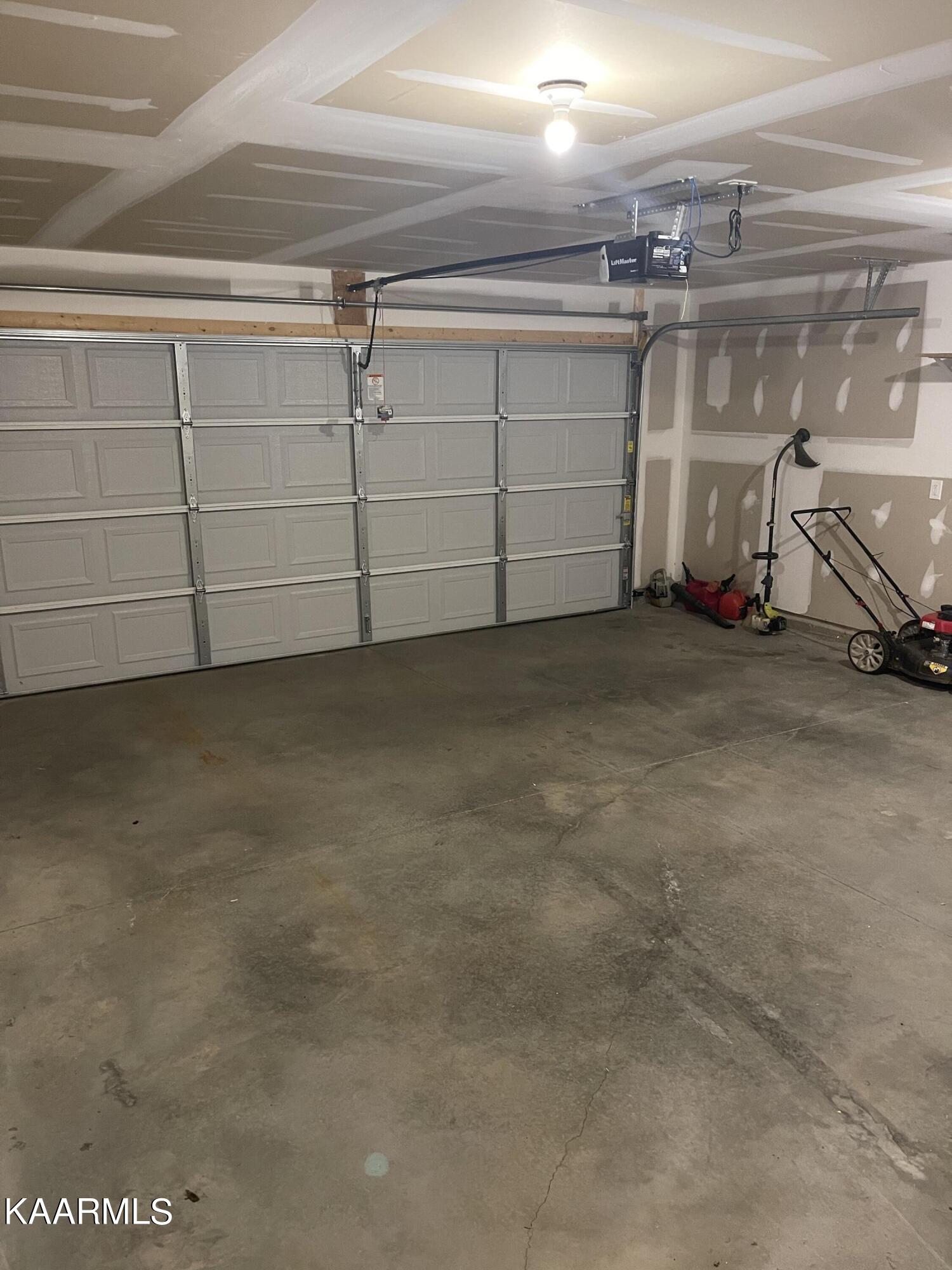 1629 River Poppy Road Mascot, TN 37806 - Photo 10 of 23 Garage