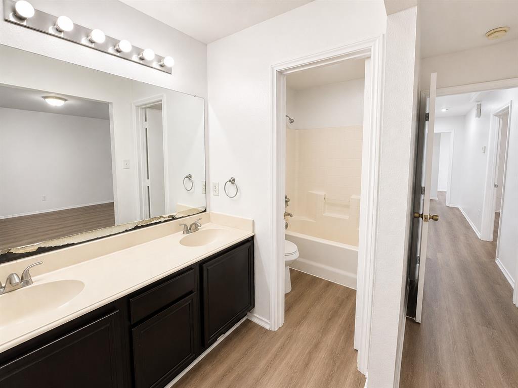 515 Haymarket Road Dallas, TX 75217 - Photo 7 of 15 Primary Bathroom