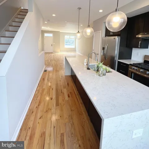a large kitchen with kitchen island a large island in it