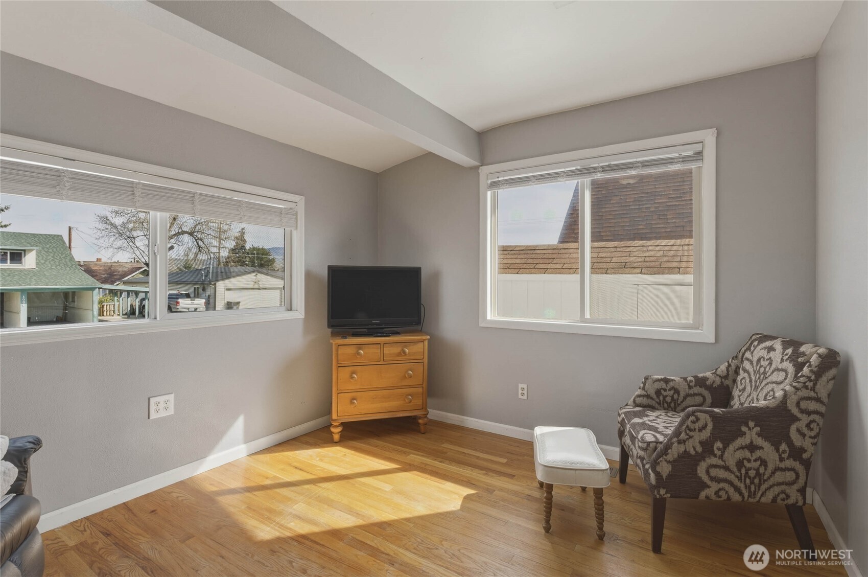 33 North Furney Street Wenatchee, WA 98801 - Photo 12 of 30 a workspace with furniture and window