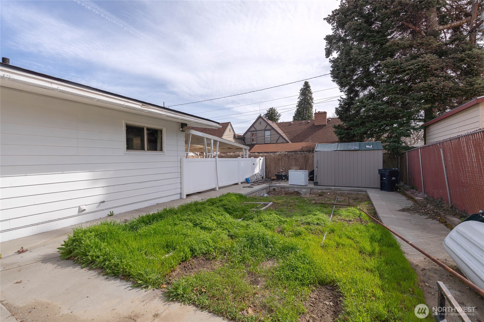 33 North Furney Street Wenatchee, WA 98801 - Photo 28 of 30 a backyard of a house with table and chairs