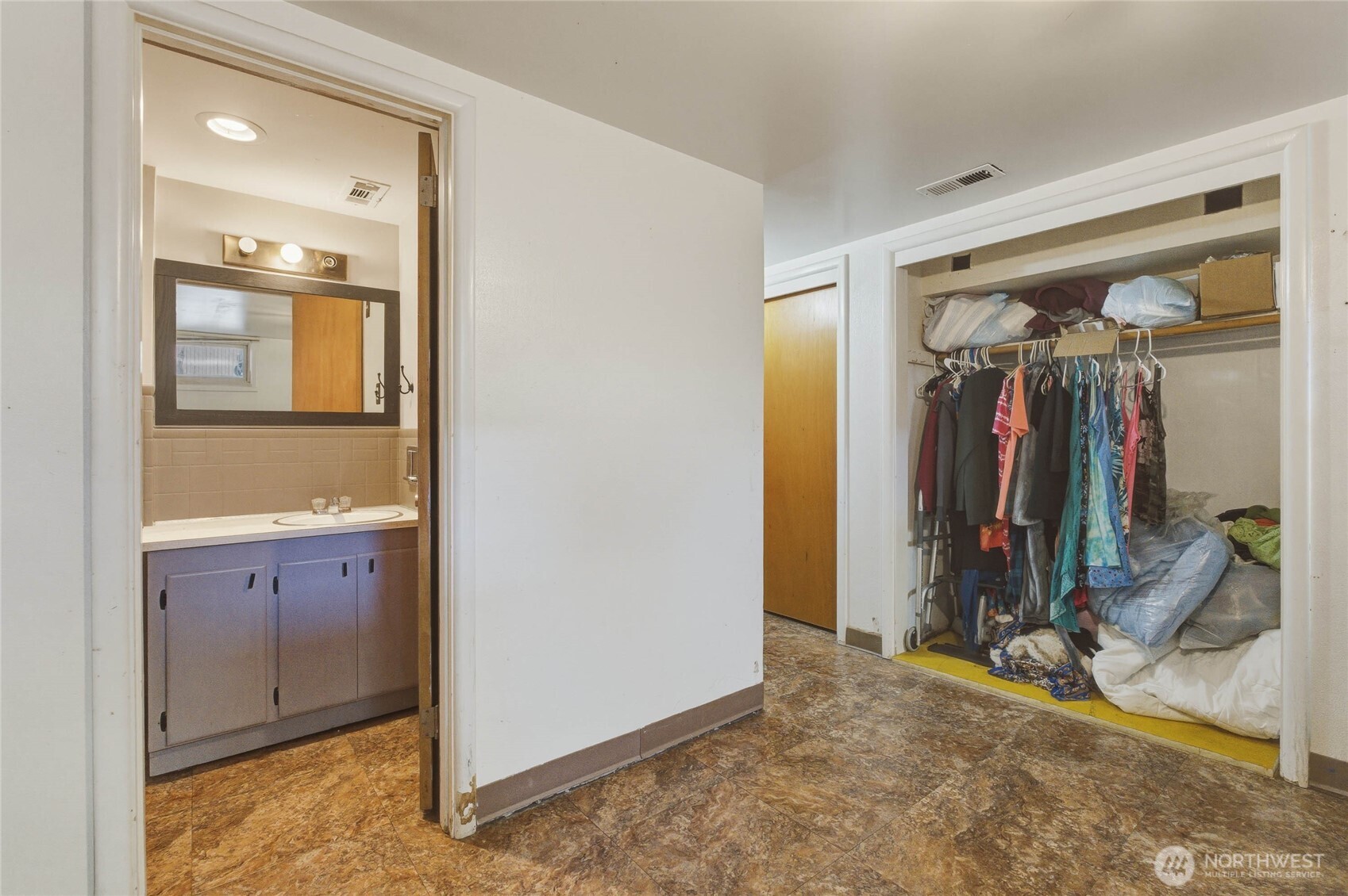 33 North Furney Street Wenatchee, WA 98801 - Photo 10 of 30 a view of a bathroom with a tub