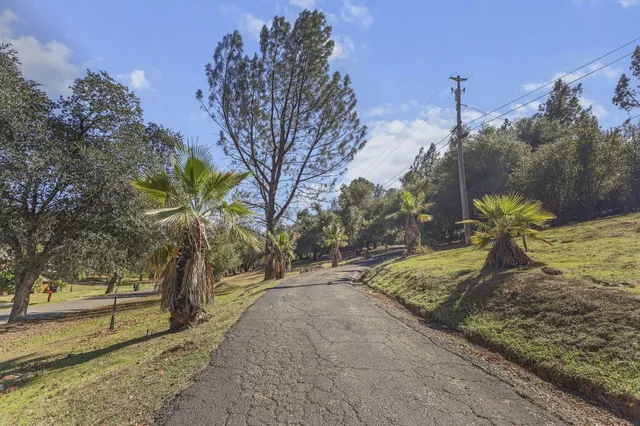 $599,000 | 19782 Old Oregon Trail North, Redding, CA 96003