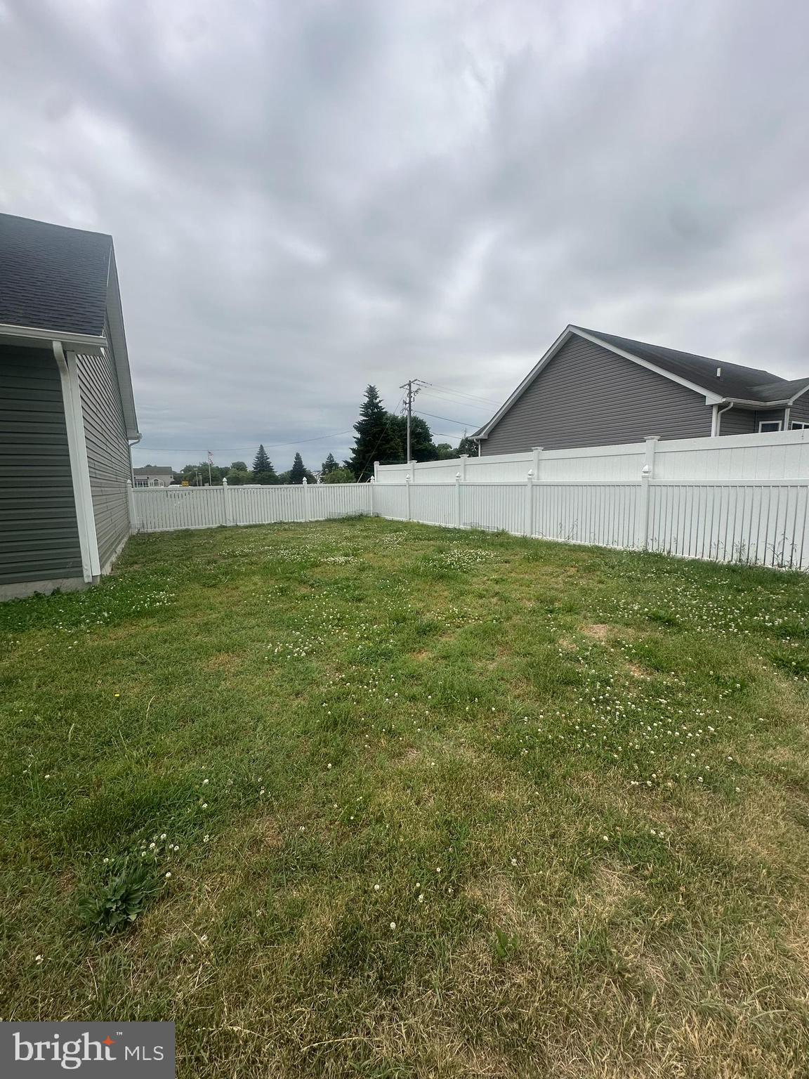 5 Seward Road Ridgely, MD 21660 - Photo 4 of 28 Side yard - hose bib