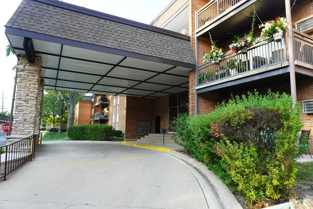$210,000 | 4250 Saratoga Avenue, Unit L305, Downers Grove, IL 60515