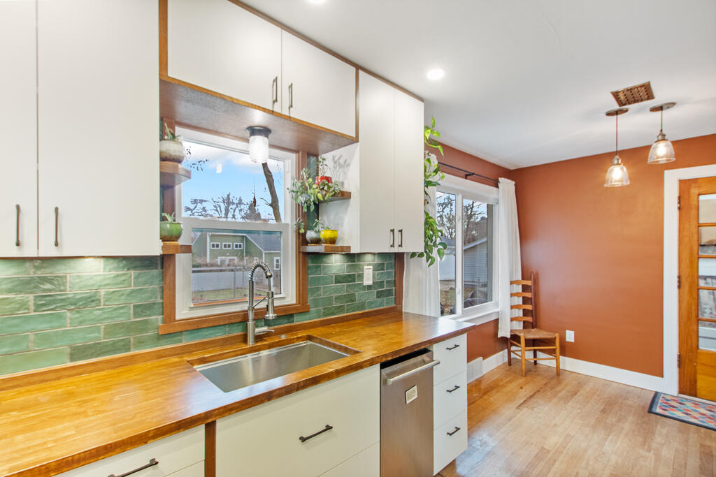 992 North Prospect Road Ypsilanti, MI 48198 - Photo 6 of 53 992 N Prospect Rd-23