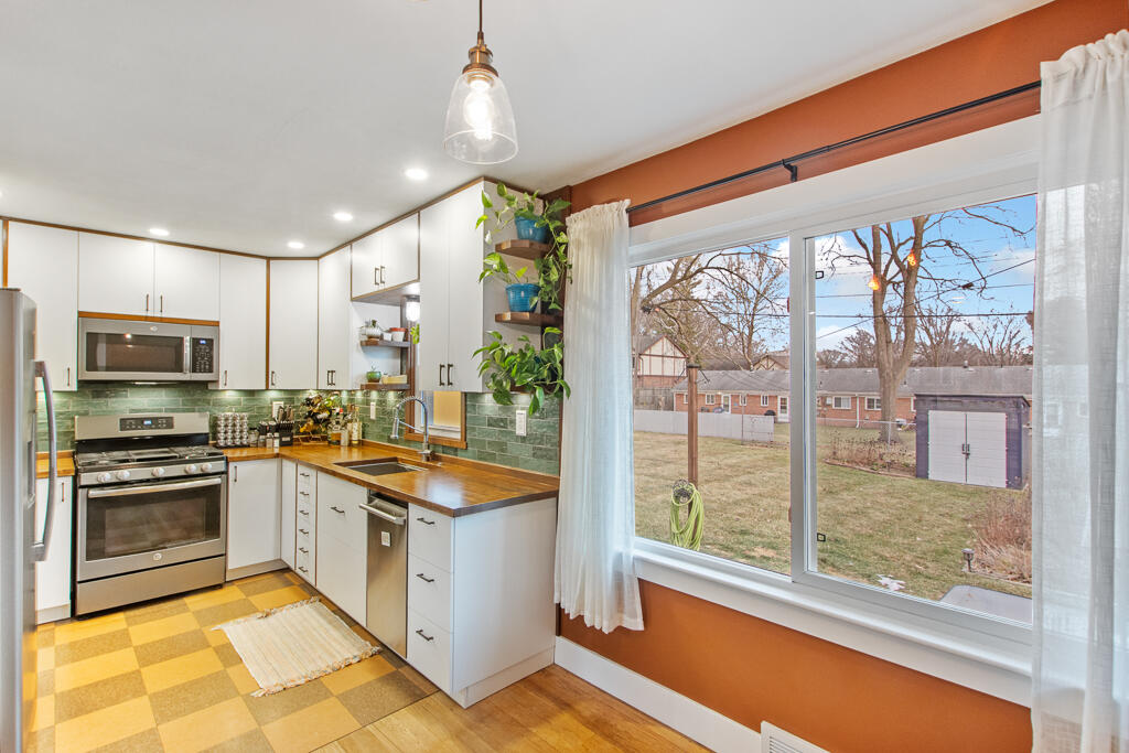 992 North Prospect Road Ypsilanti, MI 48198 - Photo 7 of 53 992 N Prospect Rd-24