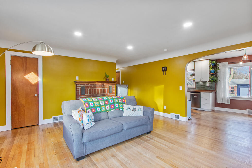 992 North Prospect Road Ypsilanti, MI 48198 - Photo 9 of 53 992 N Prospect Rd-18