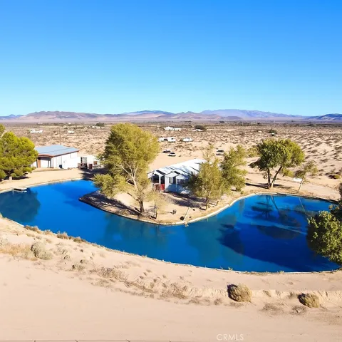 a view of a livingroom with a workspace