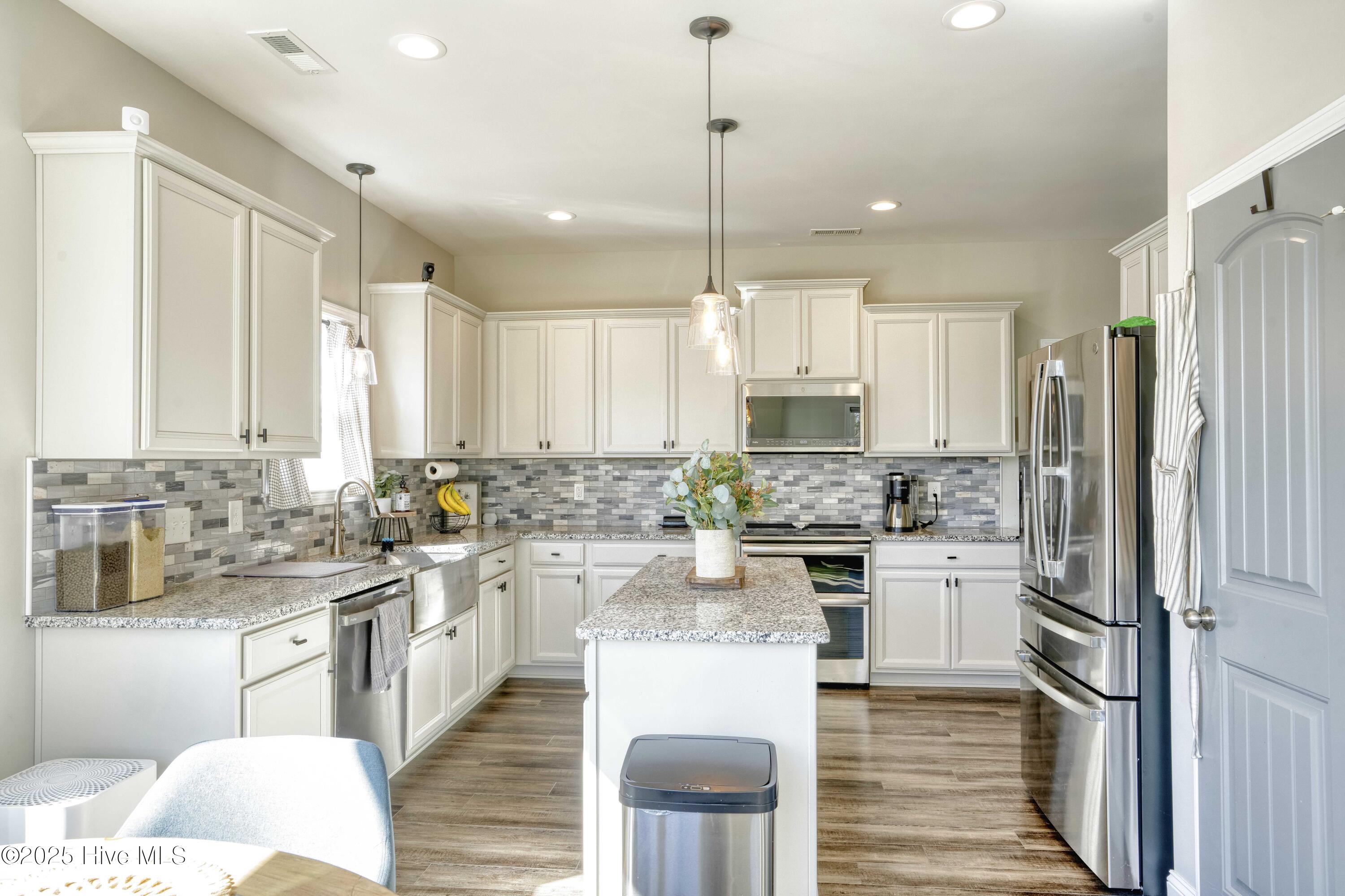 327 Bear Run Maple Hill, NC 28454 - Photo 18 of 33 Stainless steel appliances