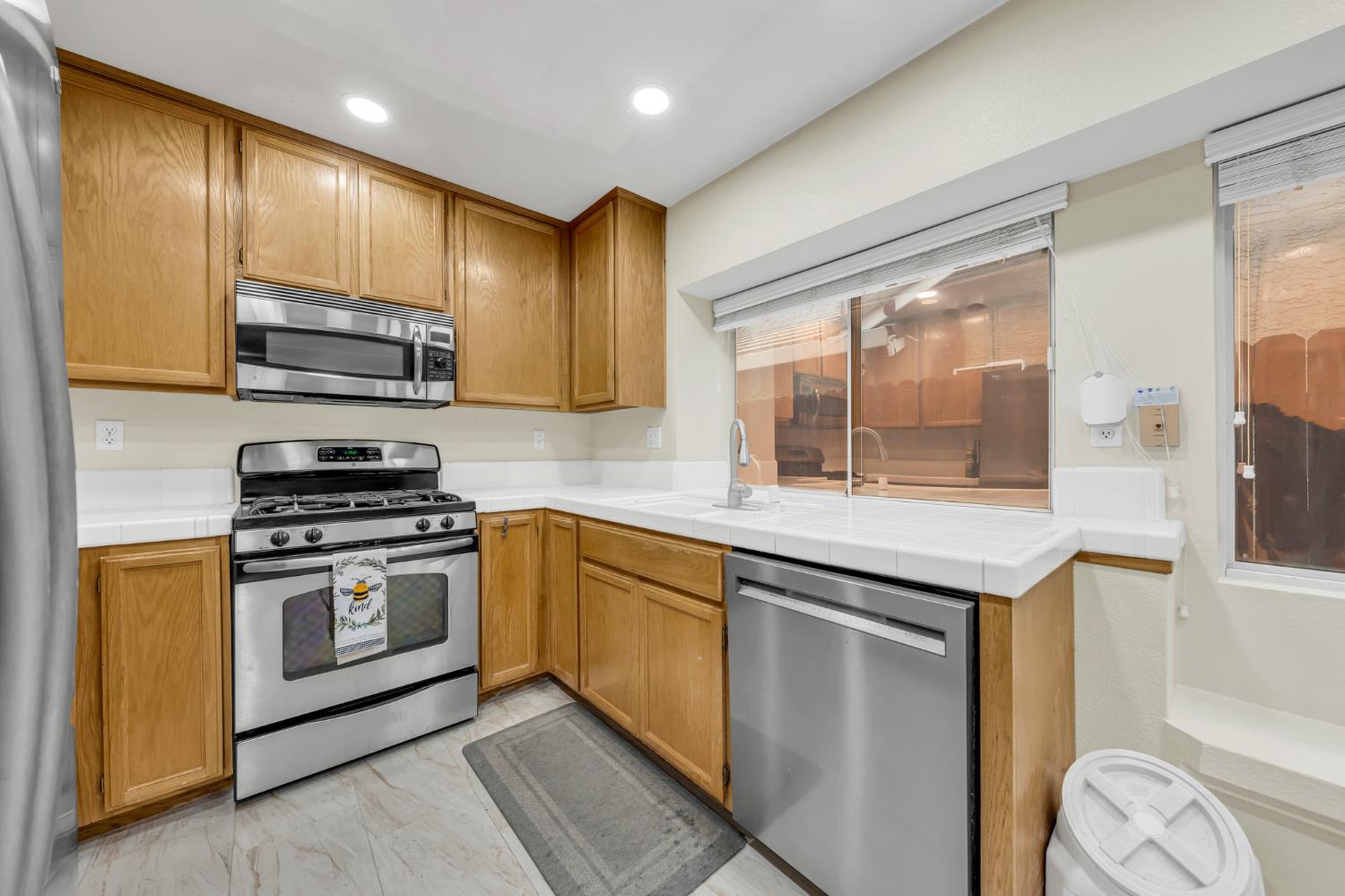 8194 Primoak Way Elk Grove, CA 95758 - Photo 22 of 44