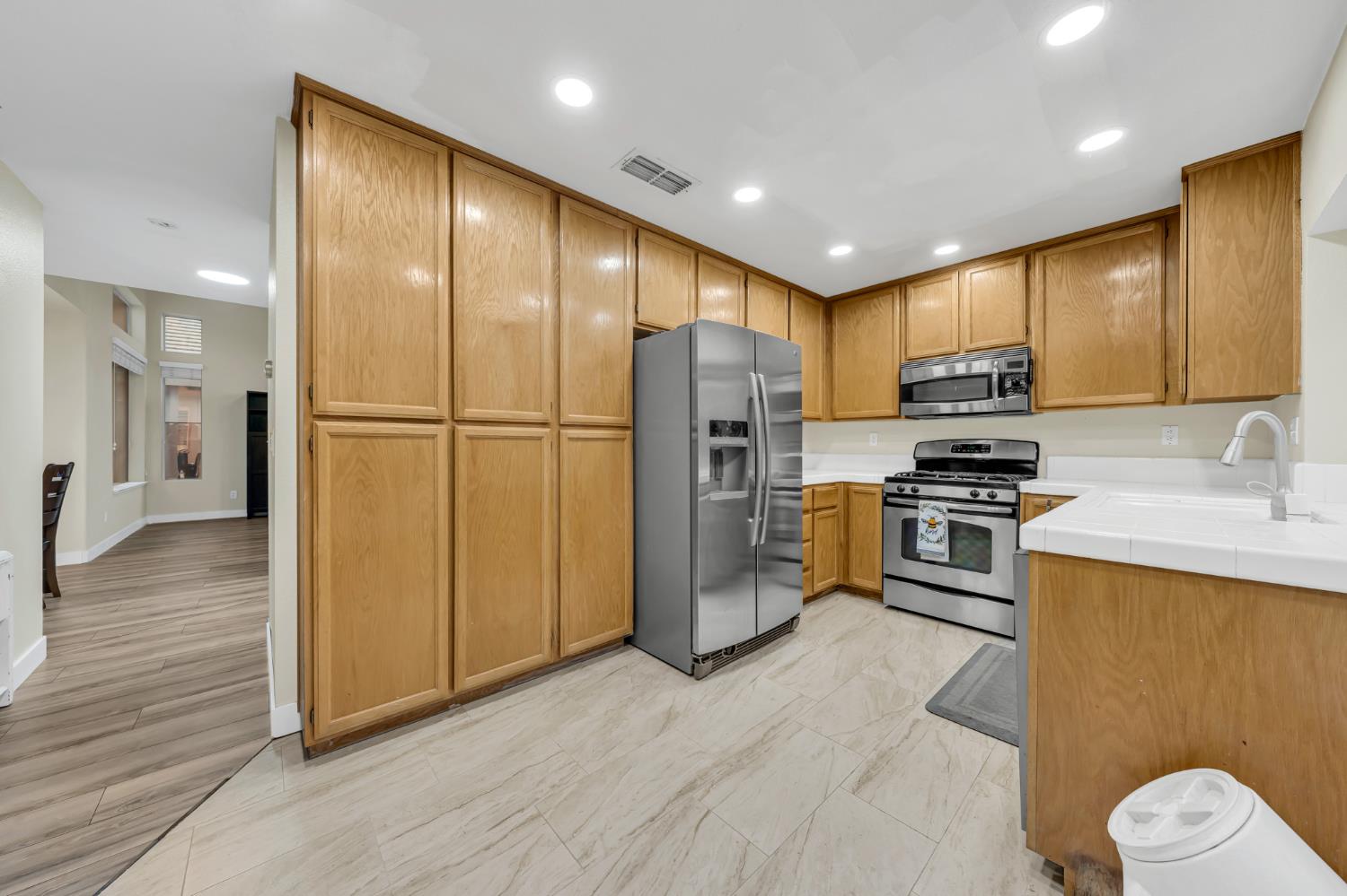 8194 Primoak Way Elk Grove, CA 95758 - Photo 23 of 44