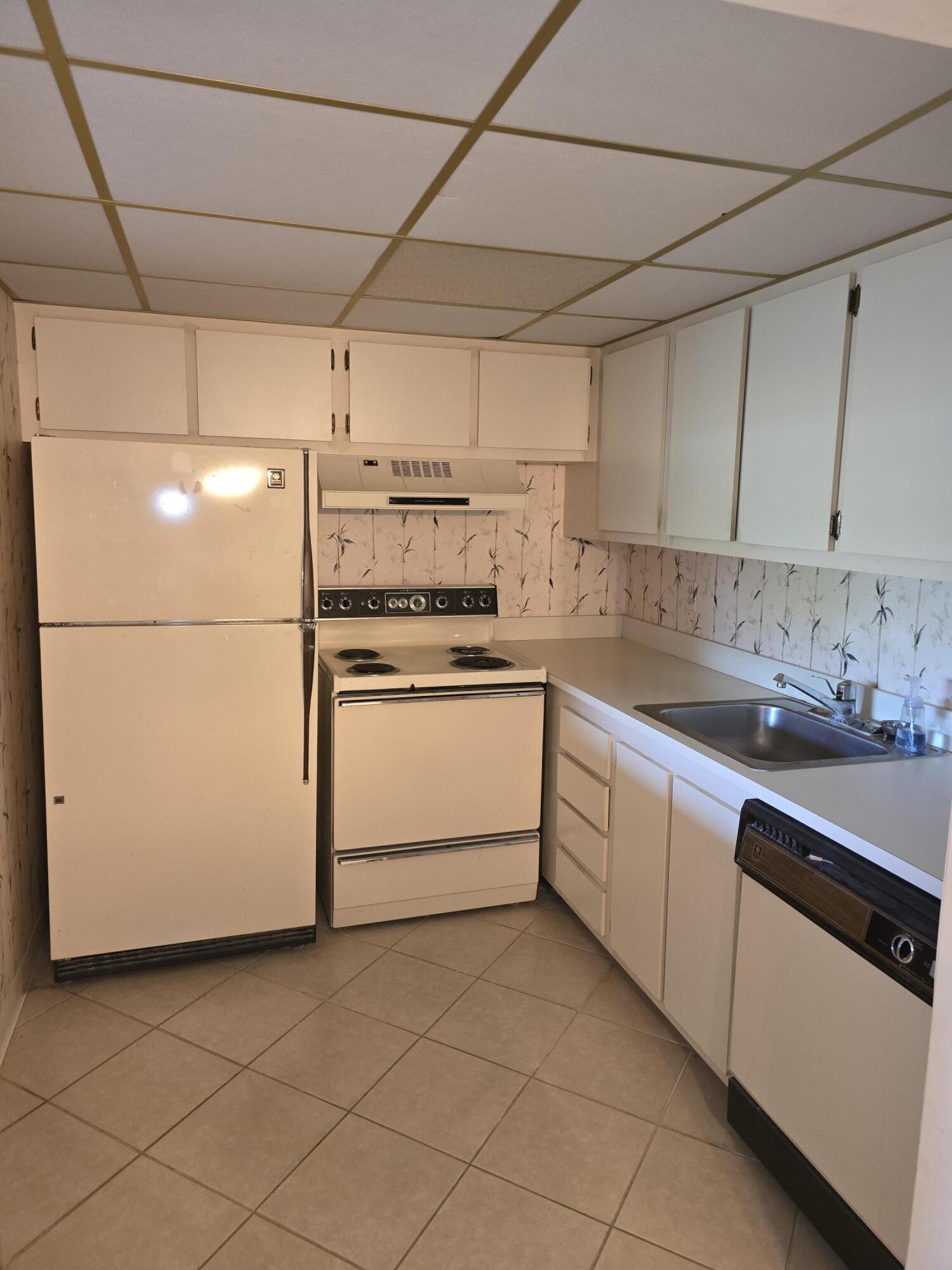 2100 Springdale Boulevard, Unit 306 Palm Springs, FL 33461 - Photo 9 of 21 Kitchen