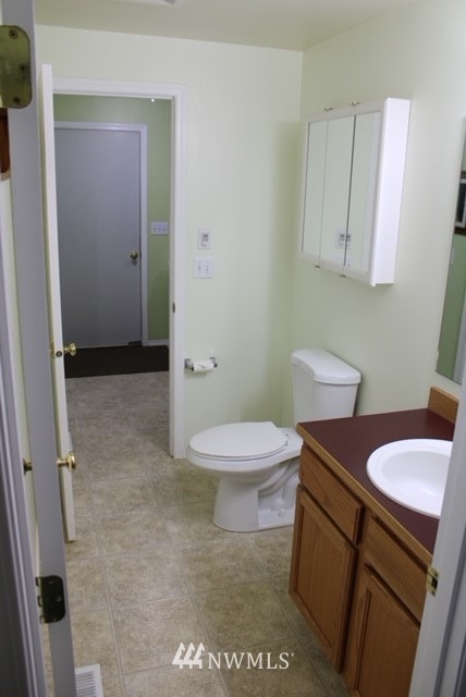4910 193rd Lane Southwest Rochester, WA 98579 - Photo 20 of 25 a bathroom with a toilet a sink and bathtub
