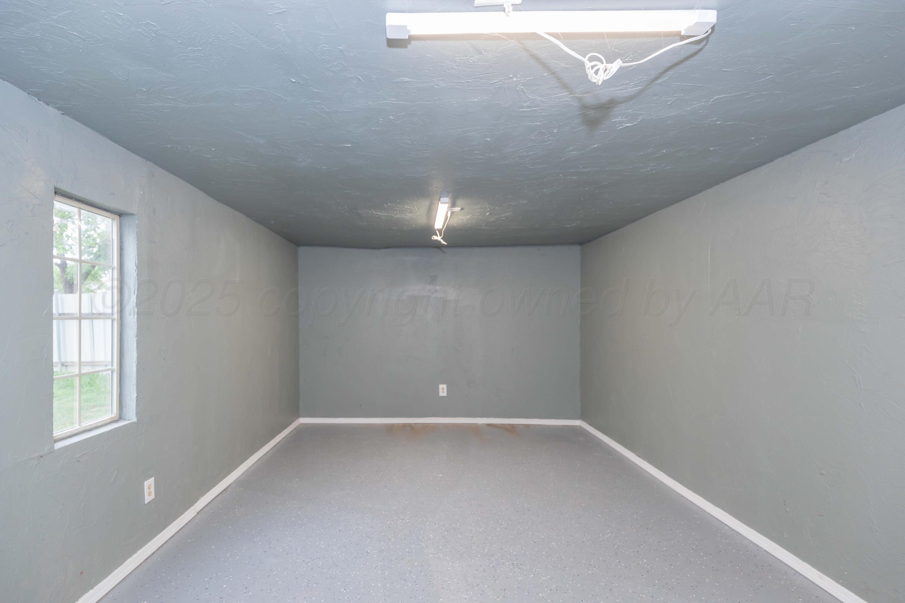 1307 North Buchanan Street Amarillo, TX 79107 - Photo 25 of 31 an empty room with windows