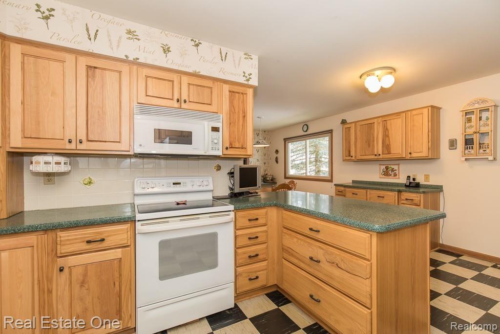 2545 Munster Road Rochester Hills, MI 48309 - Photo 8 of 33