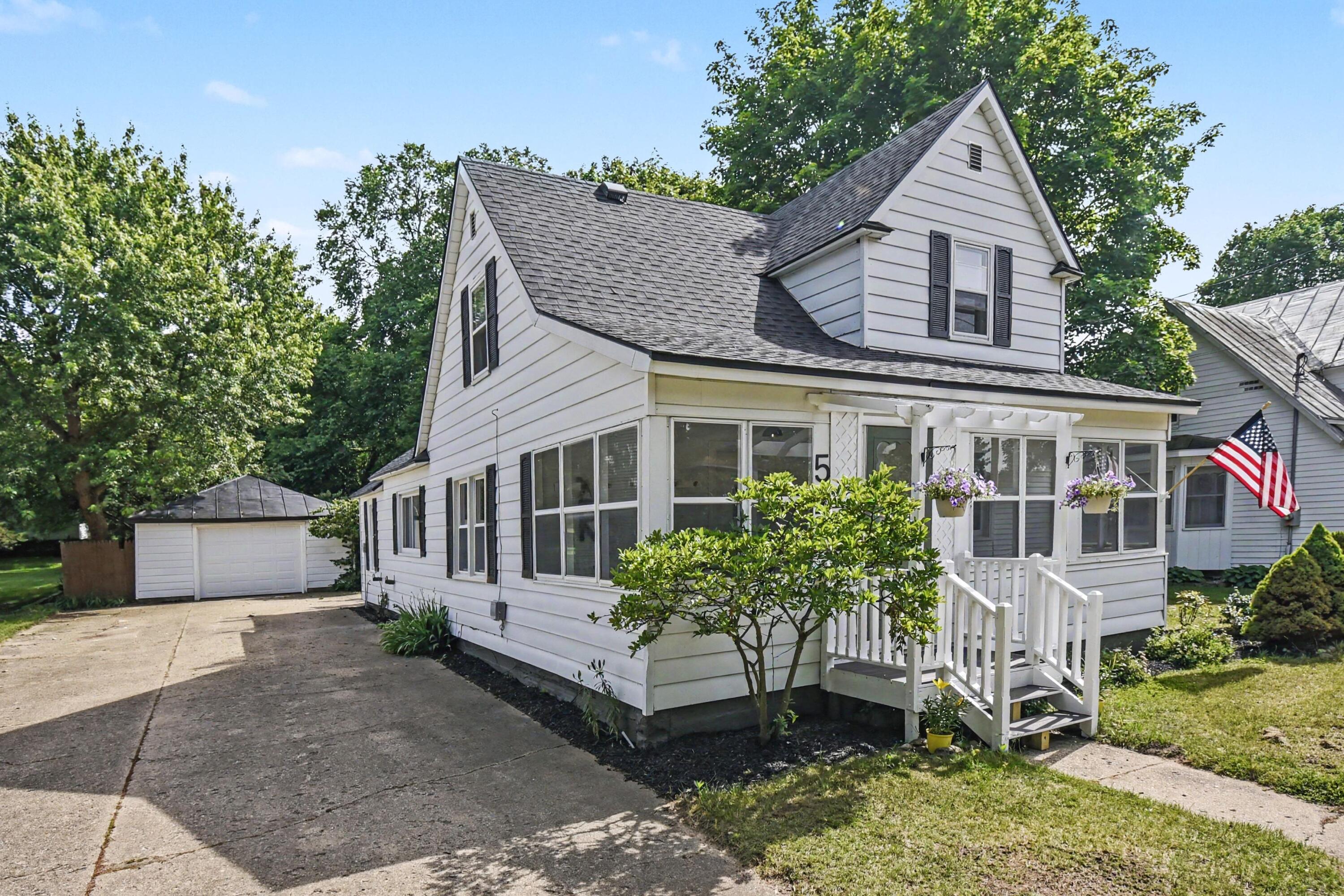523 West Maple Street Wayland, MI 49348 - Photo 3 of 27 003_file_9231