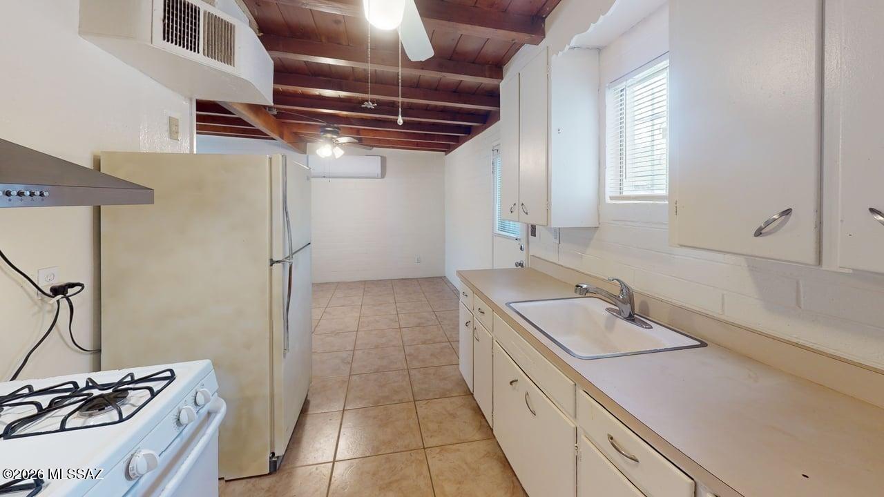 3564 East Kleindale Road, Unit C Tucson, AZ 85716 - Photo 5 of 10 3564-e-kleindale-rd-unit-c-kitchen1