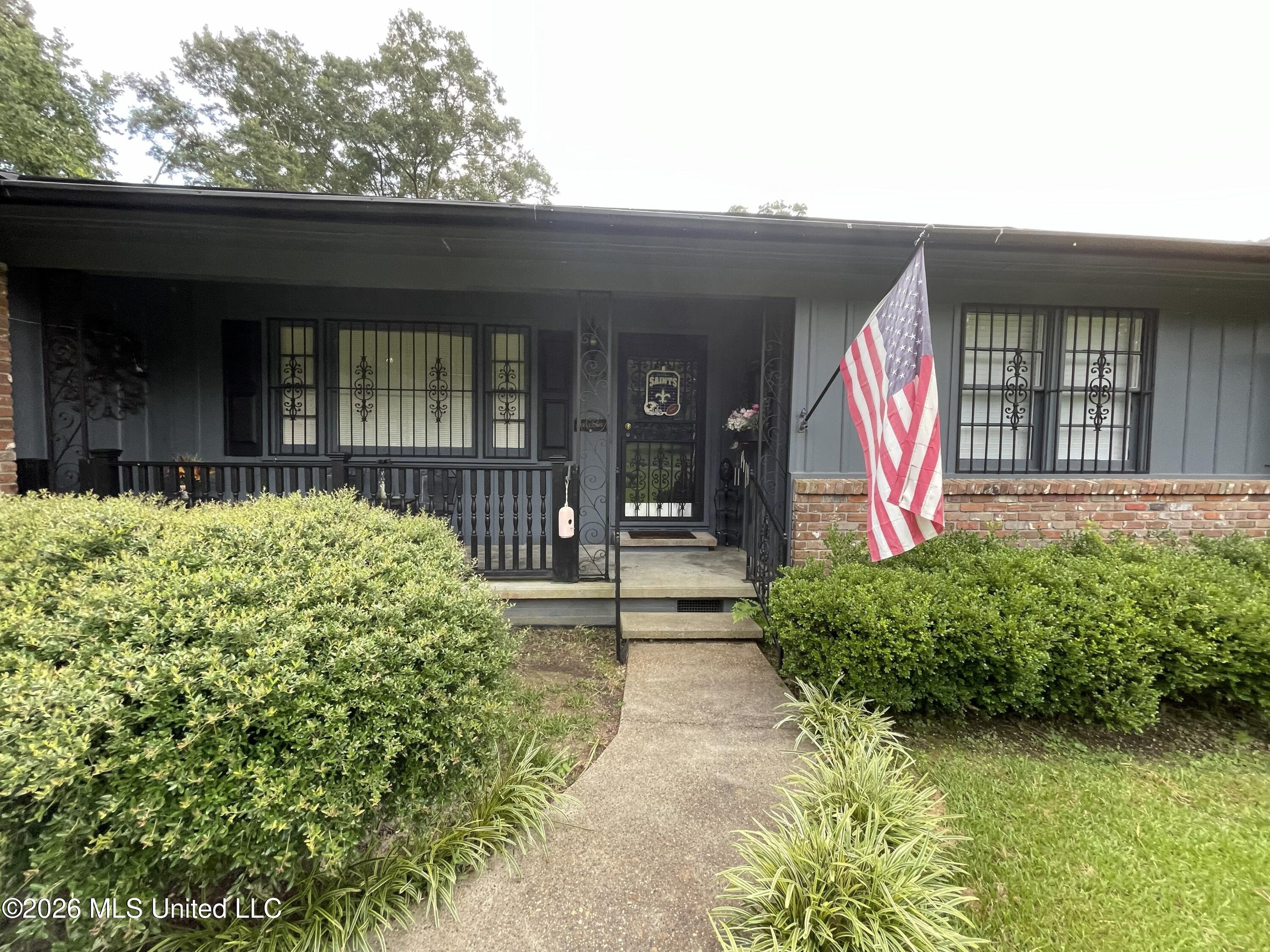 1172 West 20th Street Laurel, MS 39440 - Photo 3 of 36 view from walkway