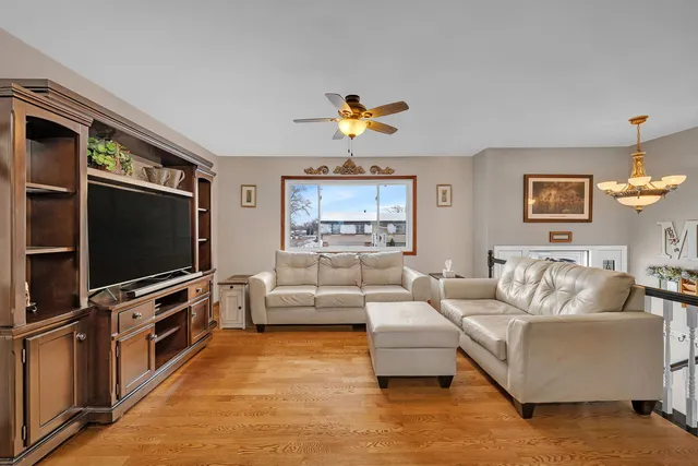 $345,000 | 700 Evergreen Court, Romeoville, IL 60446