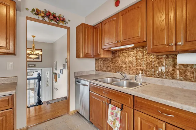 $345,000 | 700 Evergreen Court, Romeoville, IL 60446