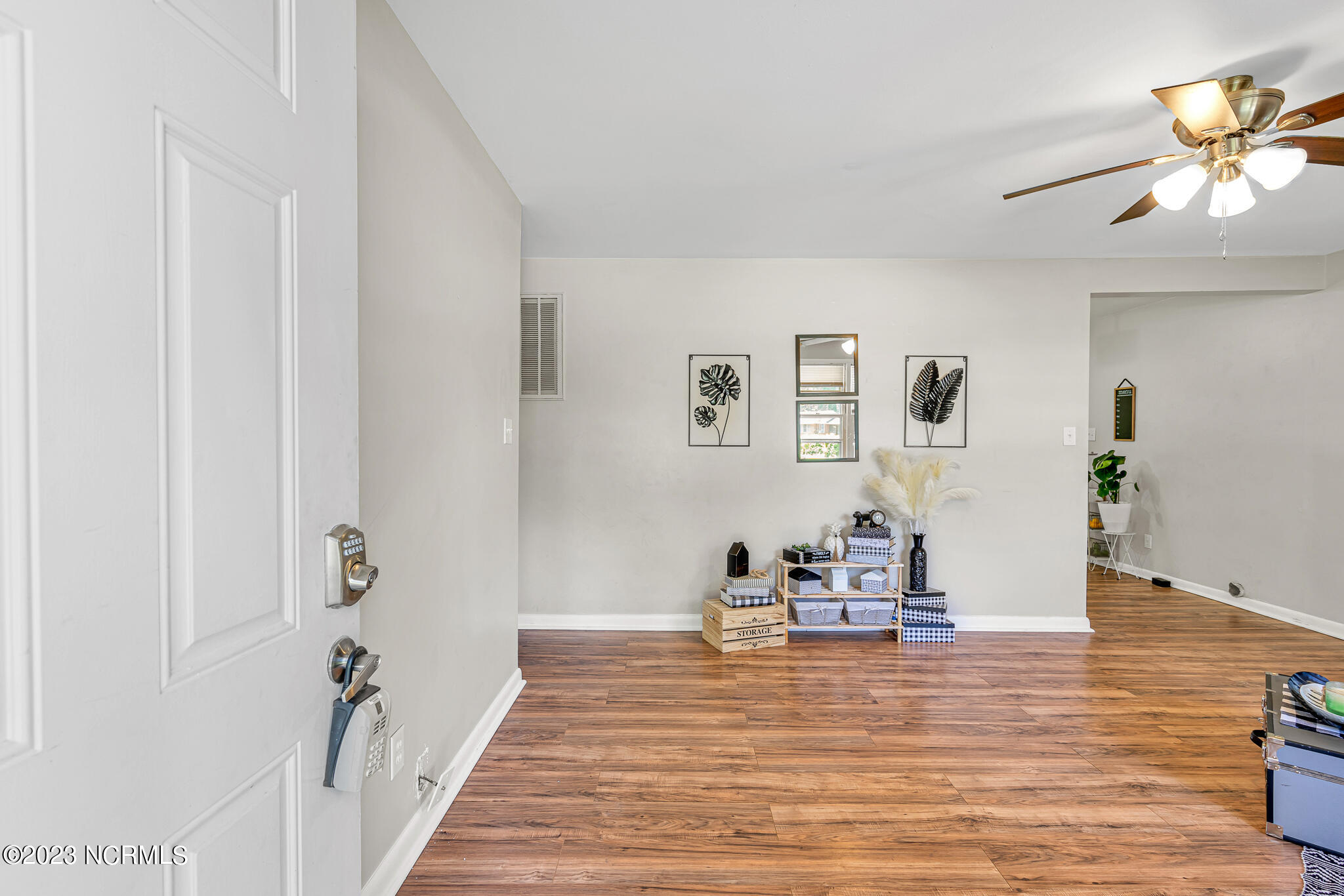 100 Carver Road Jacksonville, NC 28540 - Photo 6 of 21 LivingRoom