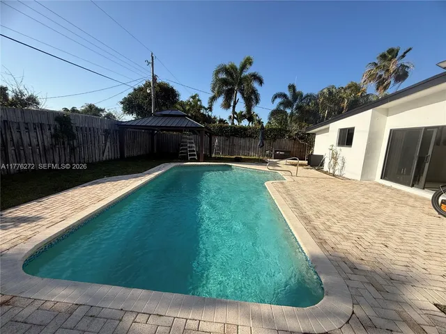 a view of a backyard