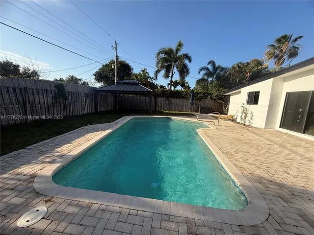 a view of a backyard