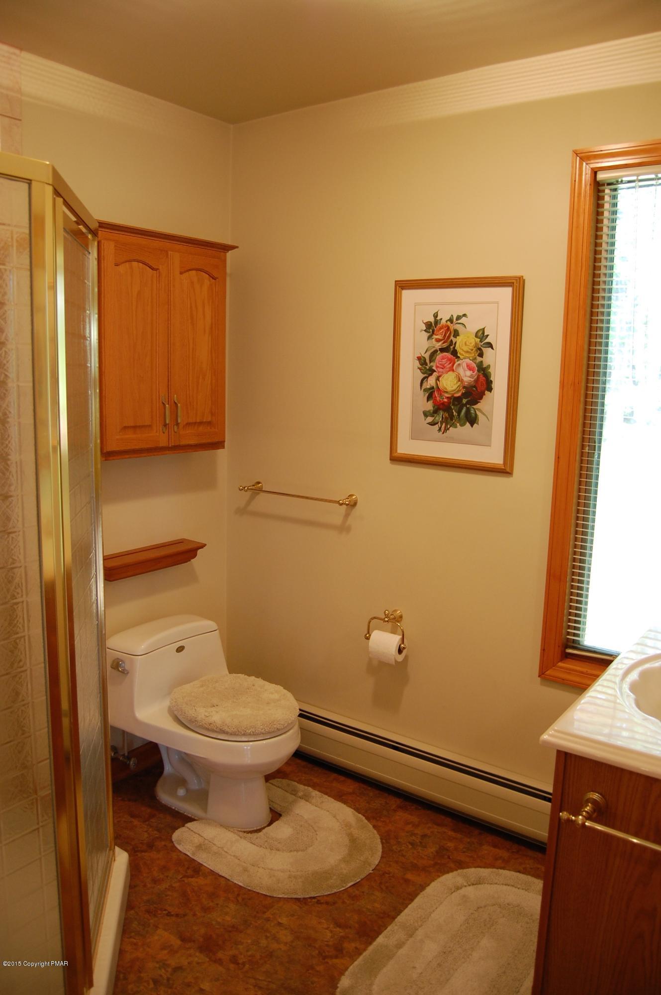 2106 Mountain Road Stroudsburg, PA 18360 - Photo 14 of 19 Bath
