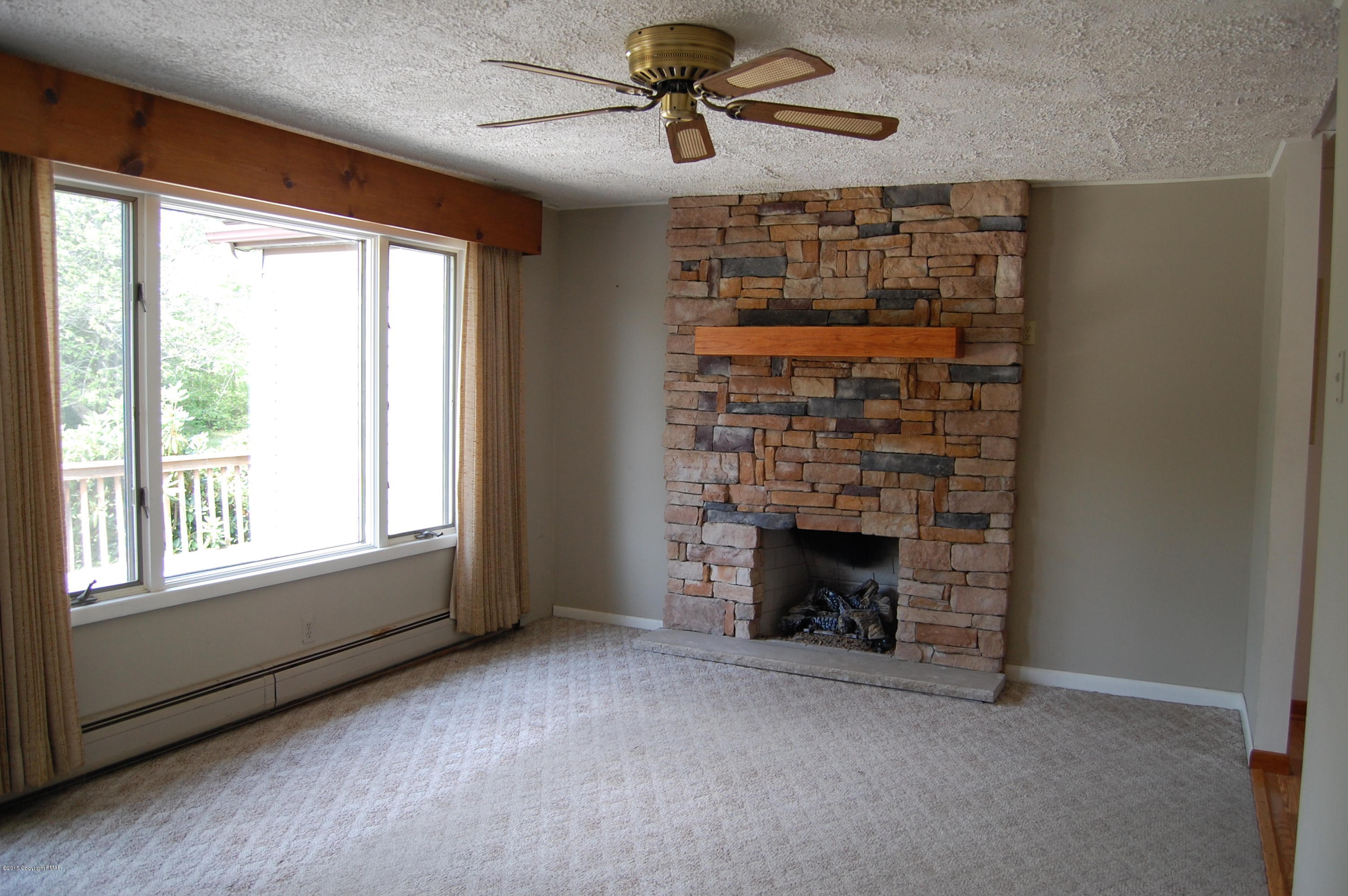2106 Mountain Road Stroudsburg, PA 18360 - Photo 5 of 19 Living room