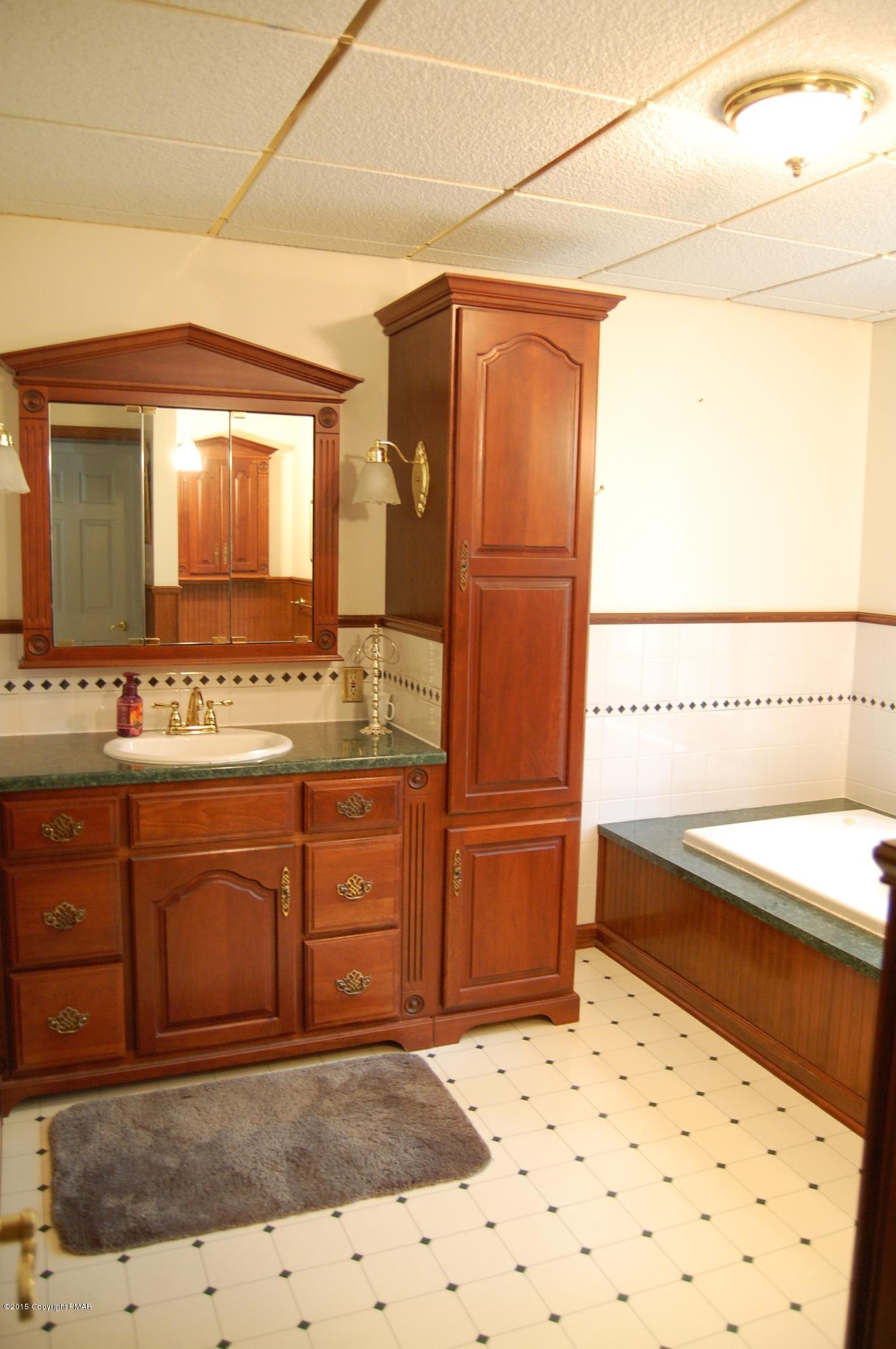 2106 Mountain Road Stroudsburg, PA 18360 - Photo 10 of 19 2nd bath
