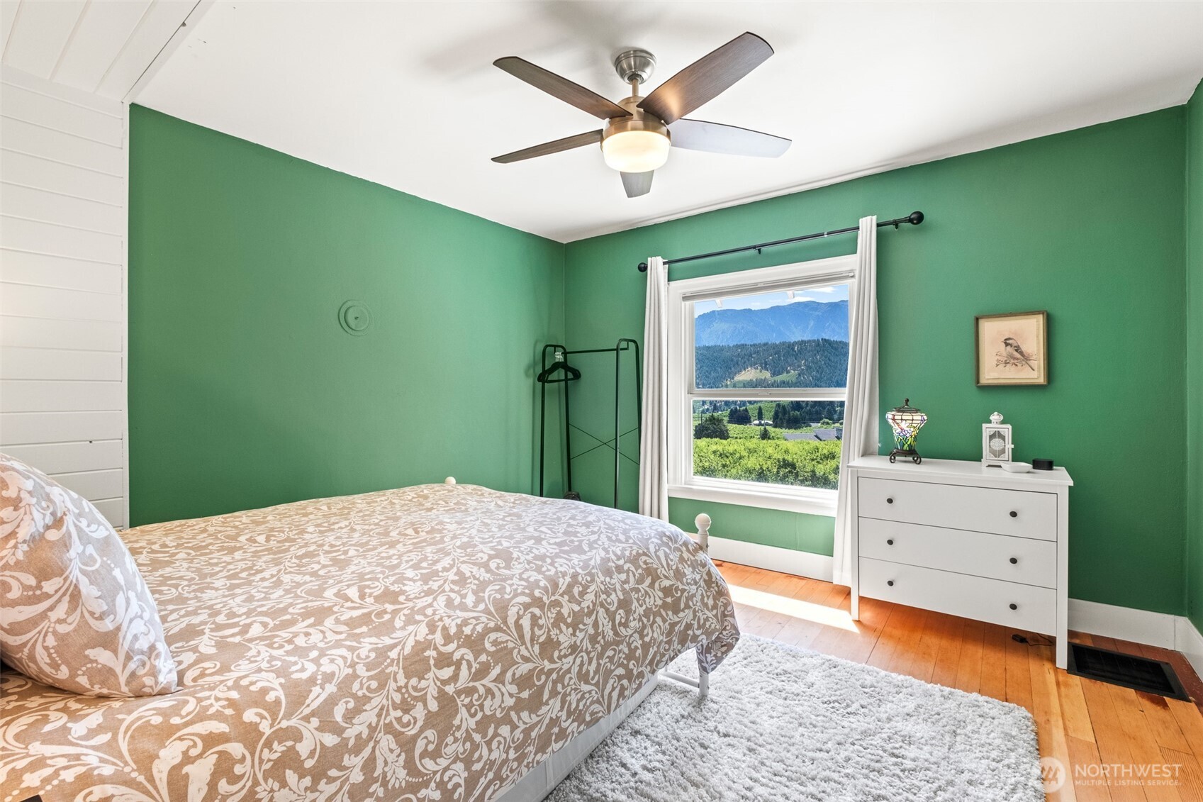 9753 Nibbelink Road Peshastin, WA 98847 - Photo 13 of 35 a bed room with a bed and a window