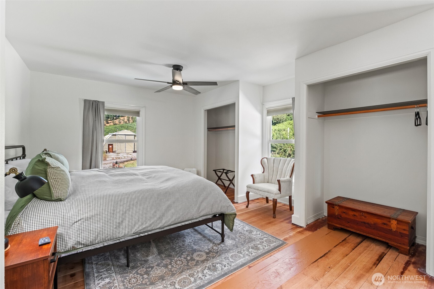 9753 Nibbelink Road Peshastin, WA 98847 - Photo 15 of 35 a bedroom with a bed and a chandelier