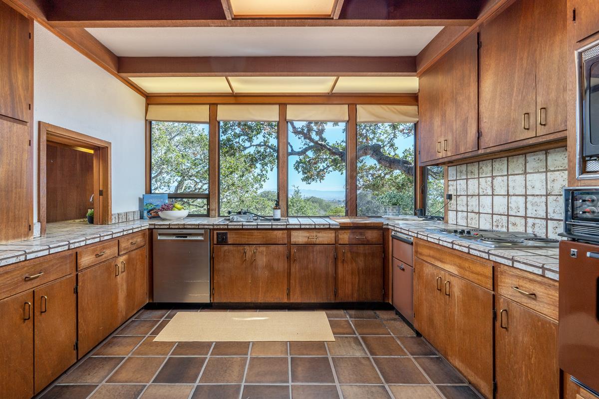 270 River Road Salinas, CA 93908 - Photo 24 of 44 a large kitchen with a large window