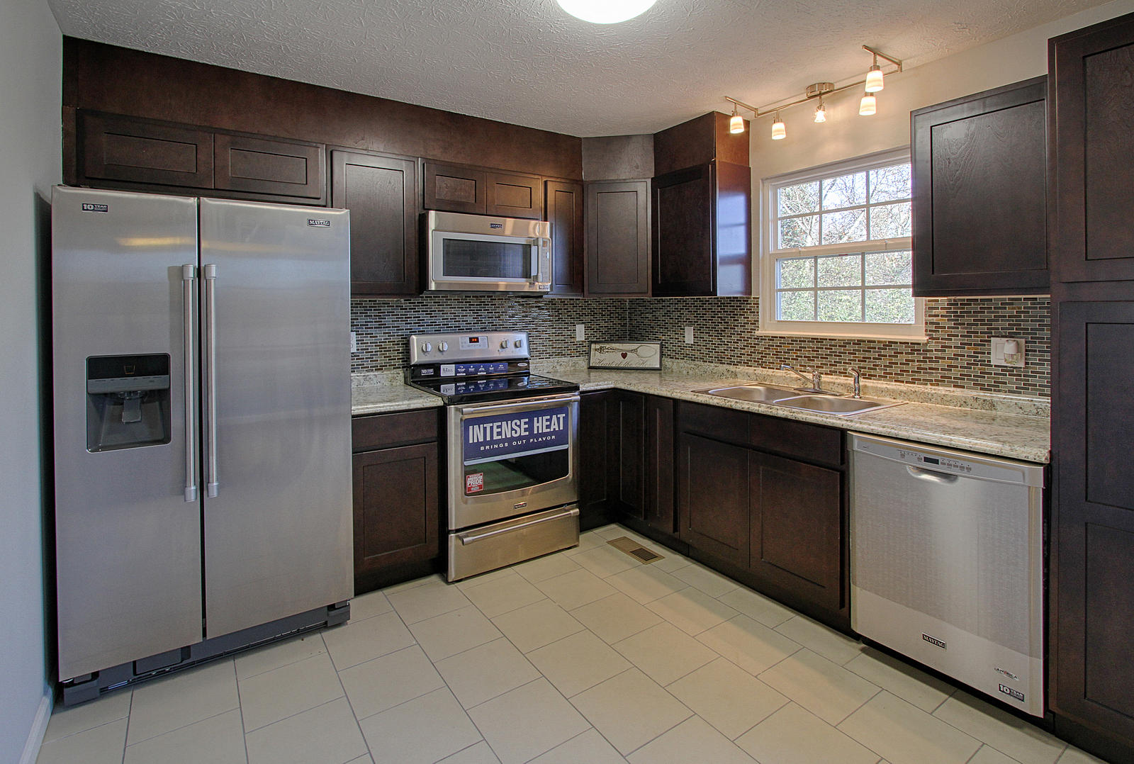 824 Bent Tree Road Knoxville, TN 37934 - Photo 11 of 16 Kitchen-New Cabinets & Appliances