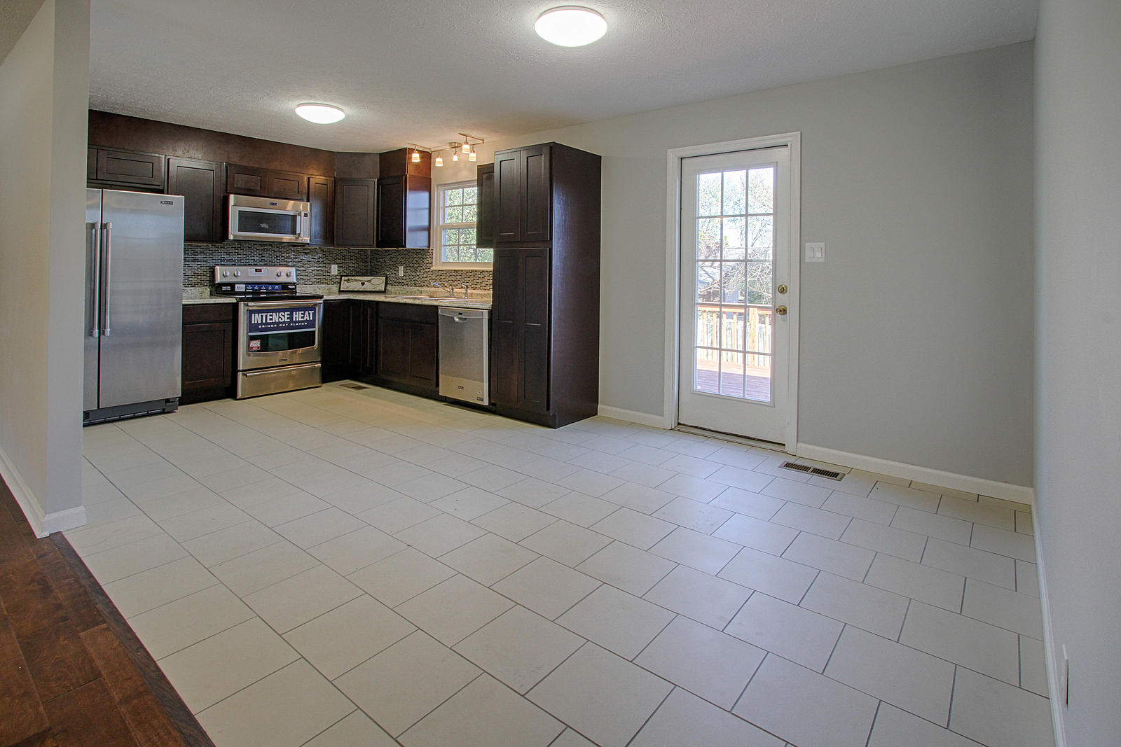 824 Bent Tree Road Knoxville, TN 37934 - Photo 10 of 16 Kichen & Dining -Porcelain Tile Flr