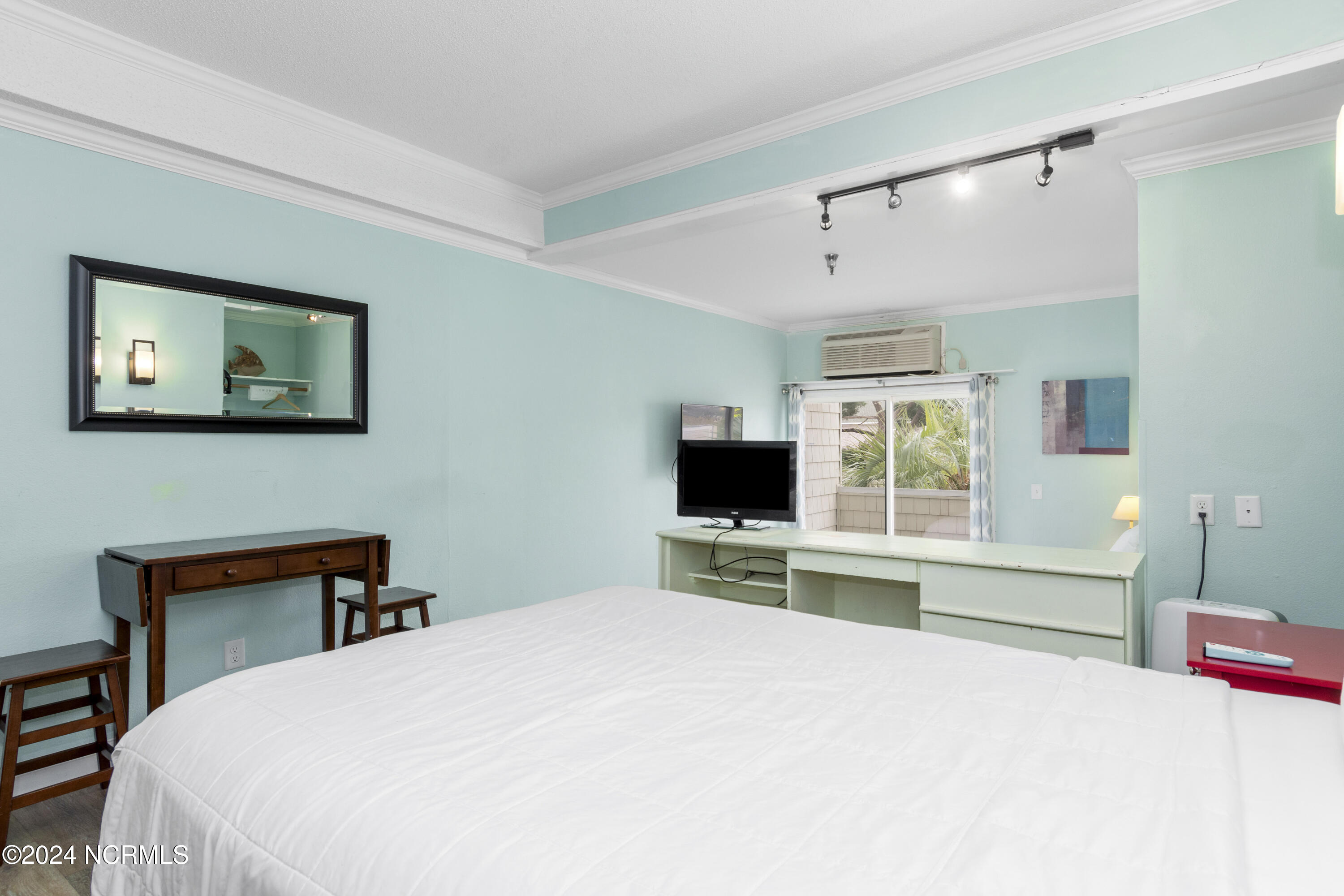 602 West Fort Macon Road, Unit 139 Atlantic Beach, NC 28512 - Photo 7 of 29 PalmSuites-139-10-29-24-004
