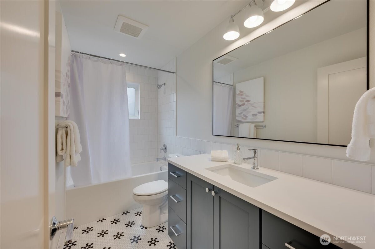 13542 39th Avenue Northeast, Unit A Seattle, WA 98125 - Photo 6 of 30