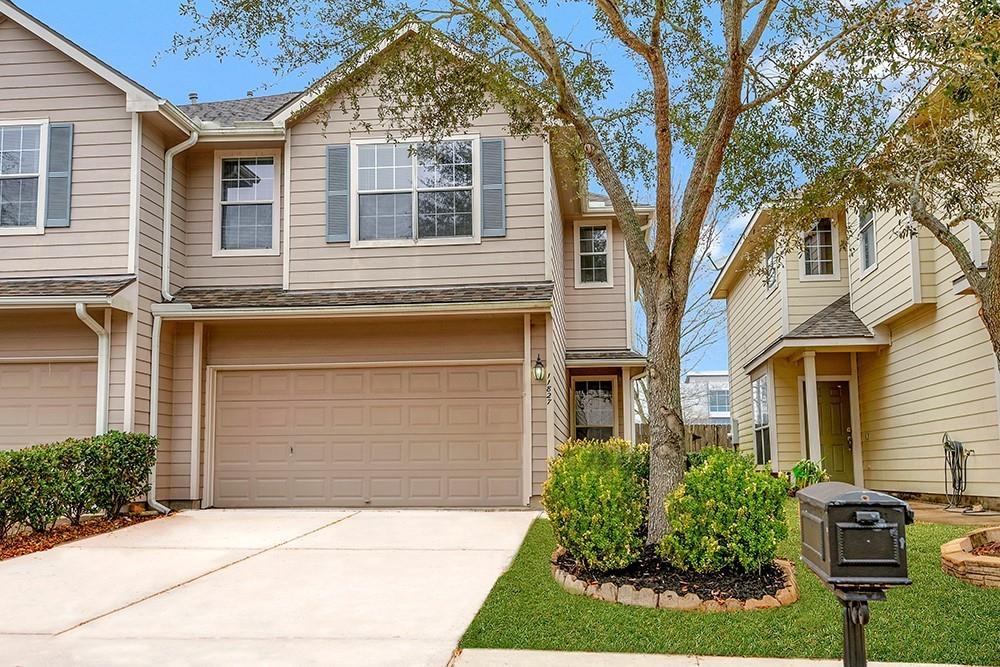 Beautiful 3 bedroom townhome located just minutes to Beltway 8 & I-45 for a convenient commute!