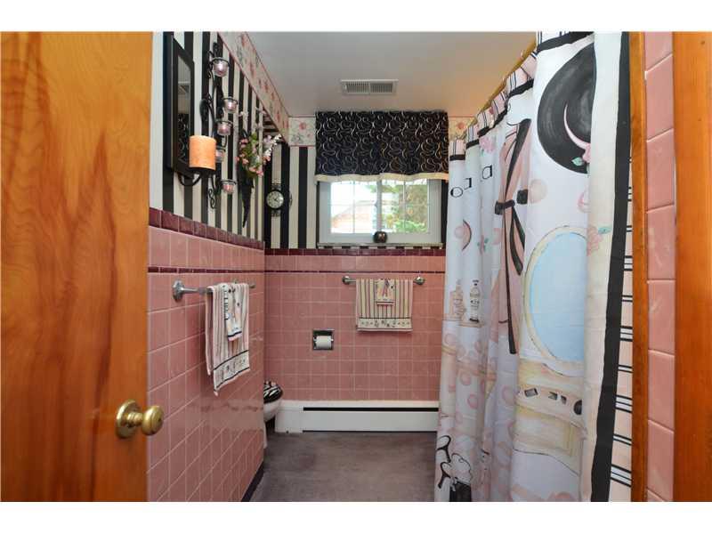 613 Duss Avenue Rochester, PA 15074 - Photo 6 of 15 Full Bath. Retro at it best!