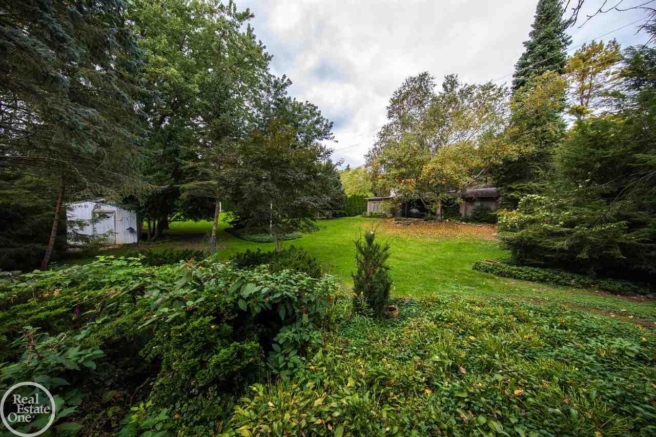 5517 Commerce Road West Bloomfield, MI 48324 - Photo 4 of 33 31363233-3.JPG